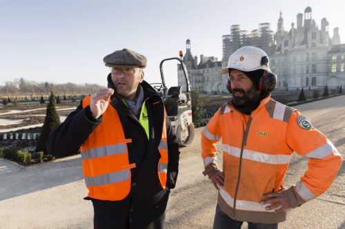 Le paysagiste Thierry Jourd'heuil en pleine discussion pendant une réunion de chantier dans les jardins à la Française du château de Chambord | Philippe DUREUIL Photographie