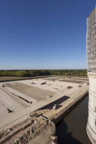 Photographie du chantier de restitution des jardins à la Française du château de Chambord réalisée depuis les terrasses. | Philippe DUREUIL Photographie