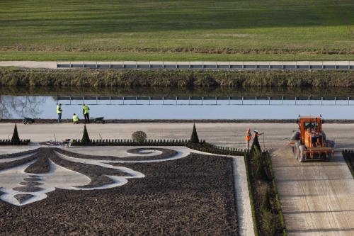 Photographie du chantier de restitution des jardins à la Française du château de Chambord réalisée depuis les terrasses. | Philippe DUREUIL Photographie