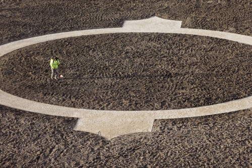 Jardinier au travail sur le chantier de restitution des jardins à la Française du château de Chambord. Photographie réalisée depuis les terrasses. | Philippe DUREUIL Photographie