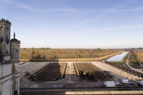 Photographie du chantier de restitution des jardins à la Française du château de Chambord réalisée depuis les terrasses. | Philippe DUREUIL Photographie