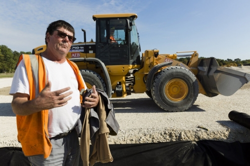 Portrait d'un ouvrier terrassier sur le chantier de restauration des jardins à la française du château de Chambord. | Philippe DUREUIL Photographie