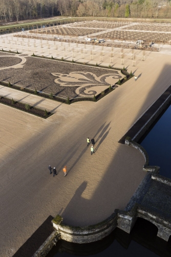 Fin des travaux sur le chantier de restitution des jardins à la Française du château de Chambord. Photographie réalisée depuis les terrasses. | Philippe DUREUIL Photographie