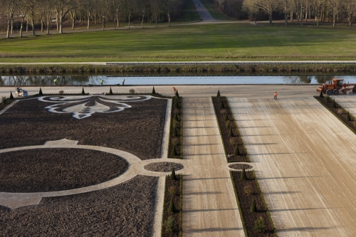 Travaux de finitions sur le chantier de restitution des jardins à la Française du château de Chambord. Photographie réalisée depuis les terrasses. | Philippe DUREUIL Photographie