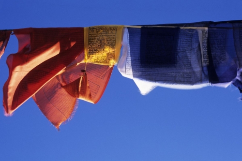 Drapeaux à prières qui flottent dans le ciel | Philippe DUREUIL Photographie