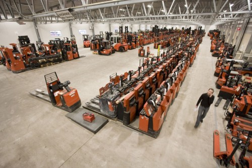 Photo aérienne par mât télescopique en intérieur pour Toyota Material Handling Europe. | Philippe DUREUIL Photographie