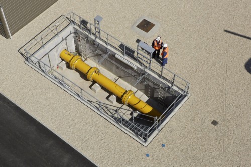 Photo aérienne d'hommes au travail sur un site industriel réalisée avec un mât télescopique. | Philippe DUREUIL Photographie