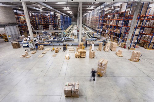 Photo aérienne par mât télescopique réalisée en intérieur pour une entreprise logistique. | Philippe DUREUIL Photographie