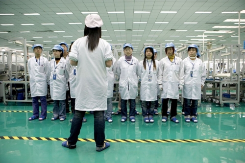 Femmes au travail dans une usine en Asie, c'est l'heure du briefing. | Philippe DUREUIL Photographie