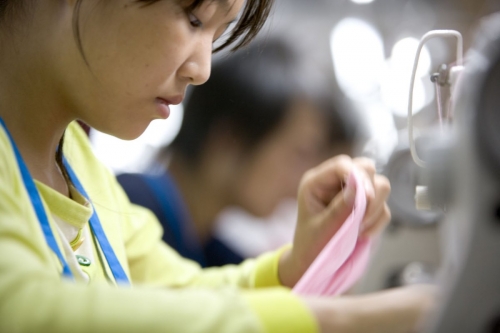 Femme au travail dans un atelier de couture Asiatique | Philippe DUREUIL Photographie