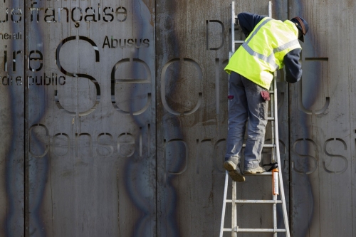 Reportage photographique sur la pose d' un bardage en acier corten. Construction de l'Étude Notariale Ast & Carcelle conçu par l'architecte Thierry Bonne à Château-Thierry, 02400. L'écriture a été réalisée en découpe laser. | Philippe DUREUIL Photographie