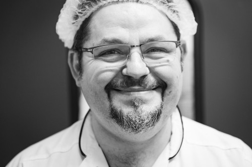 Cuisinier au travail à l'hôpital, portrait métier en noir et blanc. | Philippe DUREUIL Photographie