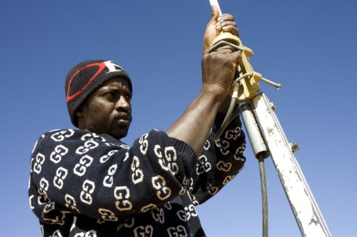 Photographie corporate de reportage réalisée pour TOTAL EP en Mauritanie. Homme au travail dans le désert. | Philippe DUREUIL Photographie