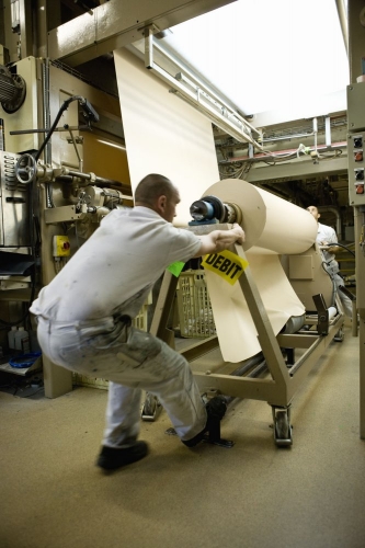 Homme au travail dans un atelier de fabrication. | Philippe DUREUIL Photographie