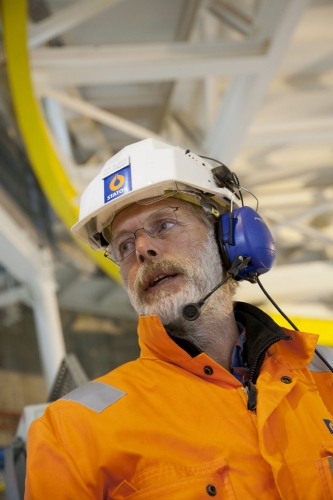 Photographie d'un homme au travail sur la plate-forme offshore de Troll en mer du nord. Afin de pouvoir réaliser des photographies en toute sécurité dans les milieux offshore, je suis titulaire des certificats H.U.E.T & B.O.S.I.E.T. | Philippe DUREUIL Photographie
