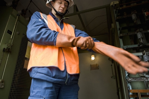 Photo d'un homme au travail réalisée pour ERDF. Agence : Sequoia, Makheia Group. | Philippe DUREUIL Photographie