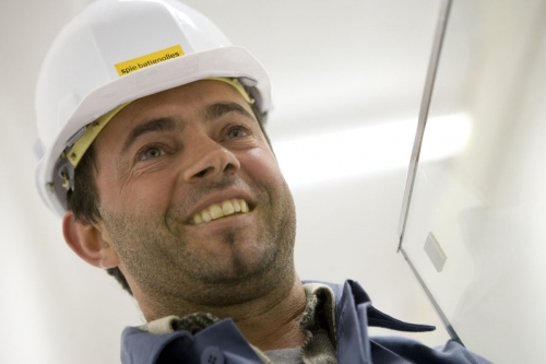 Homme au travail sur un chantier. | Philippe DUREUIL Photographie