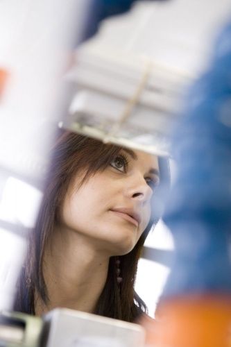 Reportage à la manufacture Jaeger-LeCoultre. Femme au travail dans un atelier. | Philippe DUREUIL Photographie