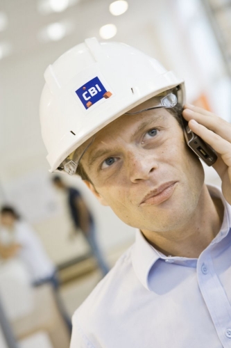 Portrait corporate d'un homme caqué sur chantier. | Philippe DUREUIL Photographie