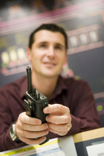 Homme au travail avec un talkie-walkie dans les mains. | Philippe DUREUIL Photographie