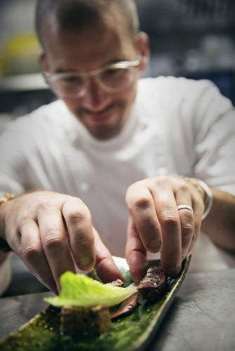Dressage d’un plat en cuisine par Le Chef cuisinier Tristan Robreau - Restaurant étoilé Le Lièvre Gourmand à Orléans. | Philippe DUREUIL Photographie