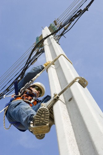 Photographie corporate réalisée pour ERDF - Stage de formation. Agence : Sequoia, Makheia Group. Homme au travail en formation sur un poteau béton pour ligne électrique aérienne. | Philippe DUREUIL Photographie
