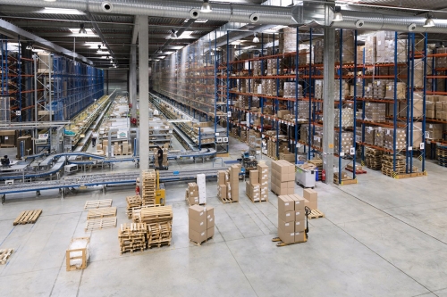 Hommes au travail sur une plate-forme logistique - Photographie d'un entrepôt réalisée pour le Groupe Phoenix Pharma. | Philippe DUREUIL Photographie