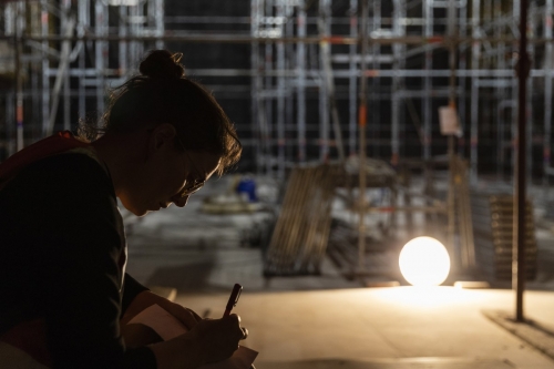 Femme architecte au travail sur le chantier de restauration du Théâtre du Châtelet à Paris. | Philippe DUREUIL Photographie