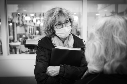 Femme à l'écoute dans un Ehpad | Philippe DUREUIL Photographie