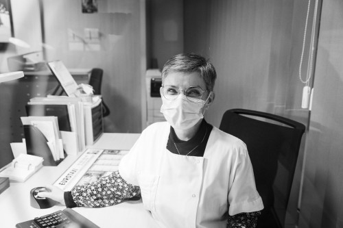 Femme au travail à l'accueil d'un établissement de santé. | Philippe DUREUIL Photographie