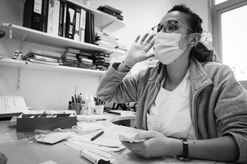 Femme orthophoniste au travail dans son bureau à l'hôpital. photographie de portrait métier réalisée en noir et blanc. | Philippe DUREUIL Photographie