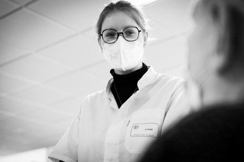 Femme kiné au travail à l'hôpital. Photo de reportage réalisée en noir et blanc | Philippe DUREUIL Photographie