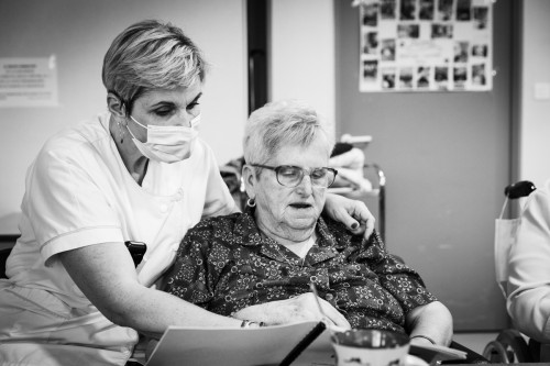 Femme au travail en Ehpad. | Philippe DUREUIL Photographie