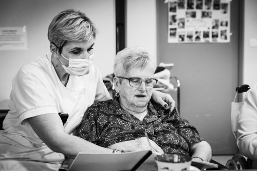 Femme au travail en Ehpad | Philippe DUREUIL Photographie