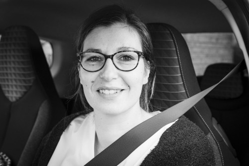 Soignante dans sa voiture de service. | Philippe DUREUIL Photographie
