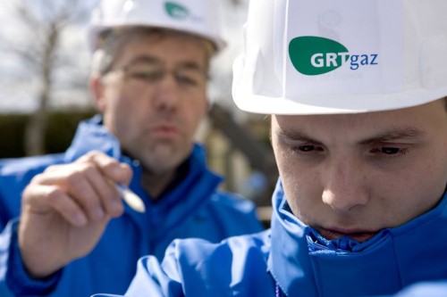 Hommes au travail sur l’entretien d’un poste de détente gaz, à gauche le tuteur, à droite le jeune apprenti. Photographie destinée à illustrer l'apprentissage réalisée pour NaTran, ex GRTgaz. | Philippe DUREUIL Photographie