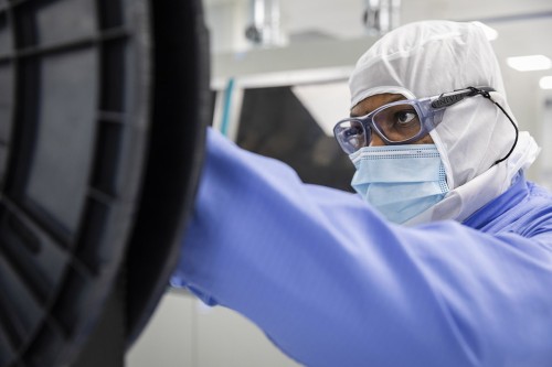 Industrie du micro-packaging. Portrait d'un homme au travail dans un salle blanche. | Philippe DUREUIL Photographie