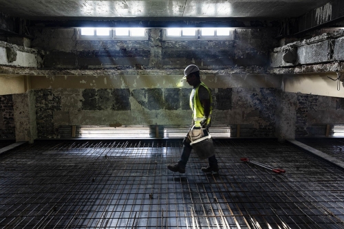Homme au travail sur un chantier de réhabilitation d'un bâtiment. | Philippe DUREUIL Photographie