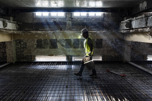 Homme au travail sur un chantier de réhabilitation d'un bâtiment | Philippe DUREUIL Photographie