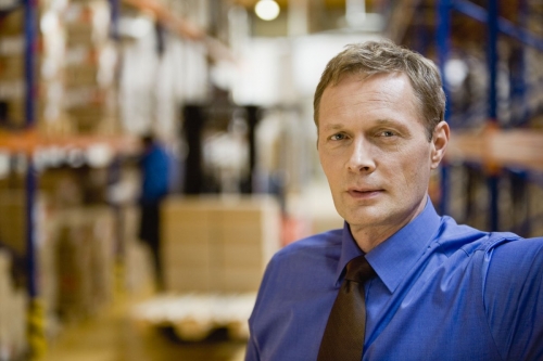 Portrait d'un business manager dans un entrepôt logistique. | Philippe DUREUIL Photographie