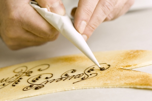 Photographie d'un pâtissier au travail réalisée pour la Pâtisserie La Romainville. Direction artistique : Philippe Griffoul | Philippe DUREUIL Photographie