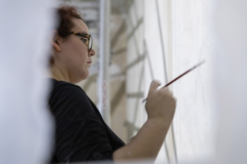Femme peintre décoratrice au travail sur le chantier de restauration du Théâtre du Châtelet à Paris. | Philippe DUREUIL Photographie