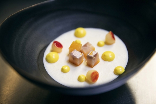 Dressage d'un plat dans les cuisines du restaurant étoilé Le Lièvre Gourmand à Orléans. | Philippe DUREUIL Photographie