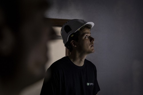 Photo de reportage d'un homme au travail sur un chantier de désamiantage réalisé pour la société DFD. | Philippe DUREUIL Photographie