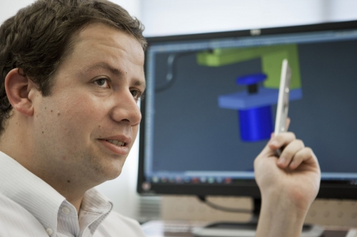 Portrait d'un ingénieur qui travaille sur la conception d'une pièce en 3D. Photo corporate d'un homme au travail réalisée pour Radian Éclairage. | Philippe DUREUIL Photographie