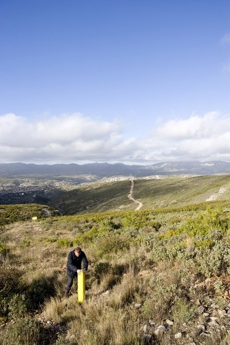 Portrait métier d'un collaborateur NaTran, ex GRTgaz, sur le terrain aux environs d'Aubagne, il remet une borne en place. | Philippe DUREUIL Photographie
