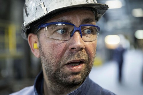 Portrait d'un ouvrier au travail qui porte ses EPI sur un site industiel dans le secteur de la métallurgie. Client : Groupe Lebronze Alloys. | Philippe DUREUIL Photographie