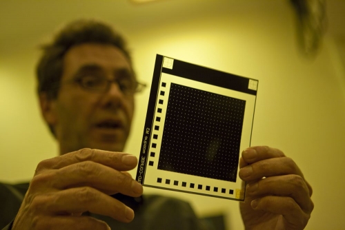 Portrait d'un chercheur dans un laboratoire de recherche du CEA éclairé en lumière inactinique. | Philippe DUREUIL Photographie