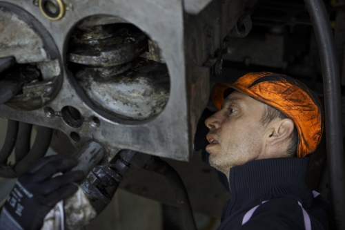 Portrait d'un homme au travail. Photographie de commande réalisée au technocentre SNCF de Marseille. | Philippe DUREUIL Photographie