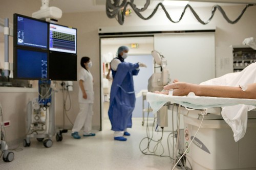 Reportage photographique à l'hôpital sur le déroulement d'une coronarographie. | Philippe DUREUIL Photographie